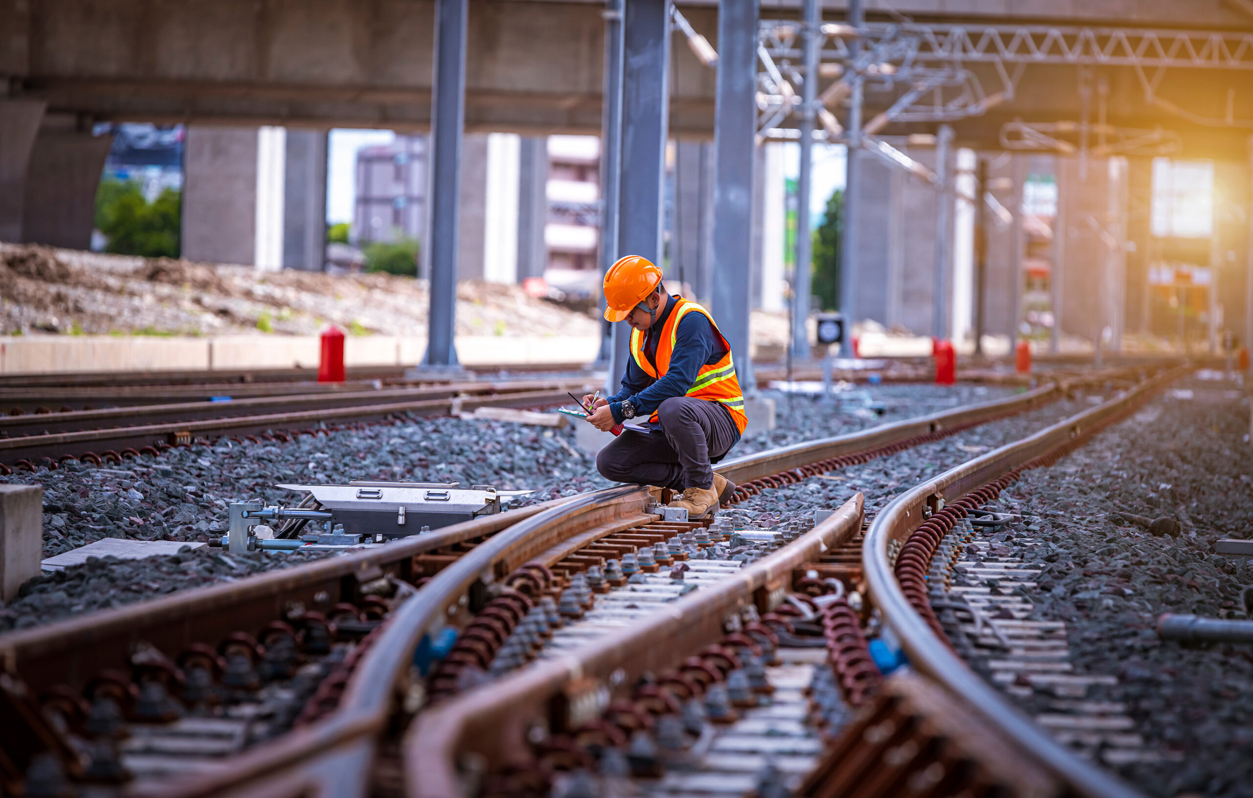 ouvrier-travaille-emprises-ferroviaires