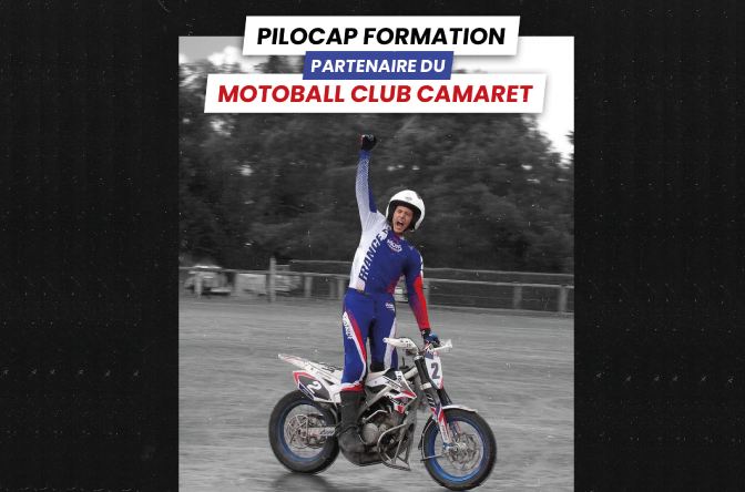 Pilote de motoball levant le poing en l’air sur sa moto, en tenue tricolore, avec le texte Pilocap Formation partenaire du Motoball Club Camaret