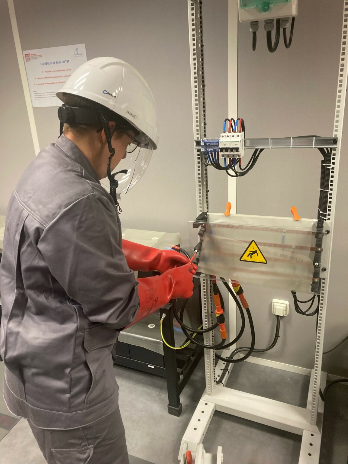 Travaux sous tension : le Guide Essentiel des TST