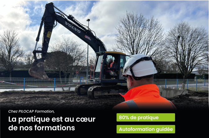 Formateur en gilet orange observant une pelle mécanique en action sur un chantier de formation, avec le texte La pratique est au cœur de nos formations