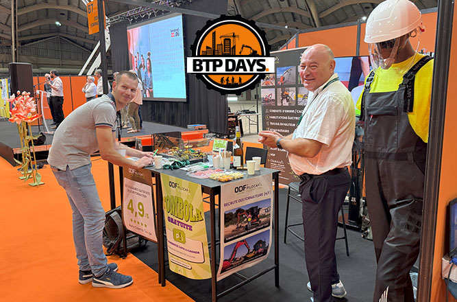Stand ODF Orange by PILOCAP Formation au salon BTP Days avec présentation de simulateurs, matériel pédagogique et intervenants souriants en tenue professionnelle