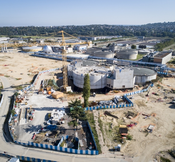 Chantier du SIAAP avec grues et ouvrages circulaires en construction