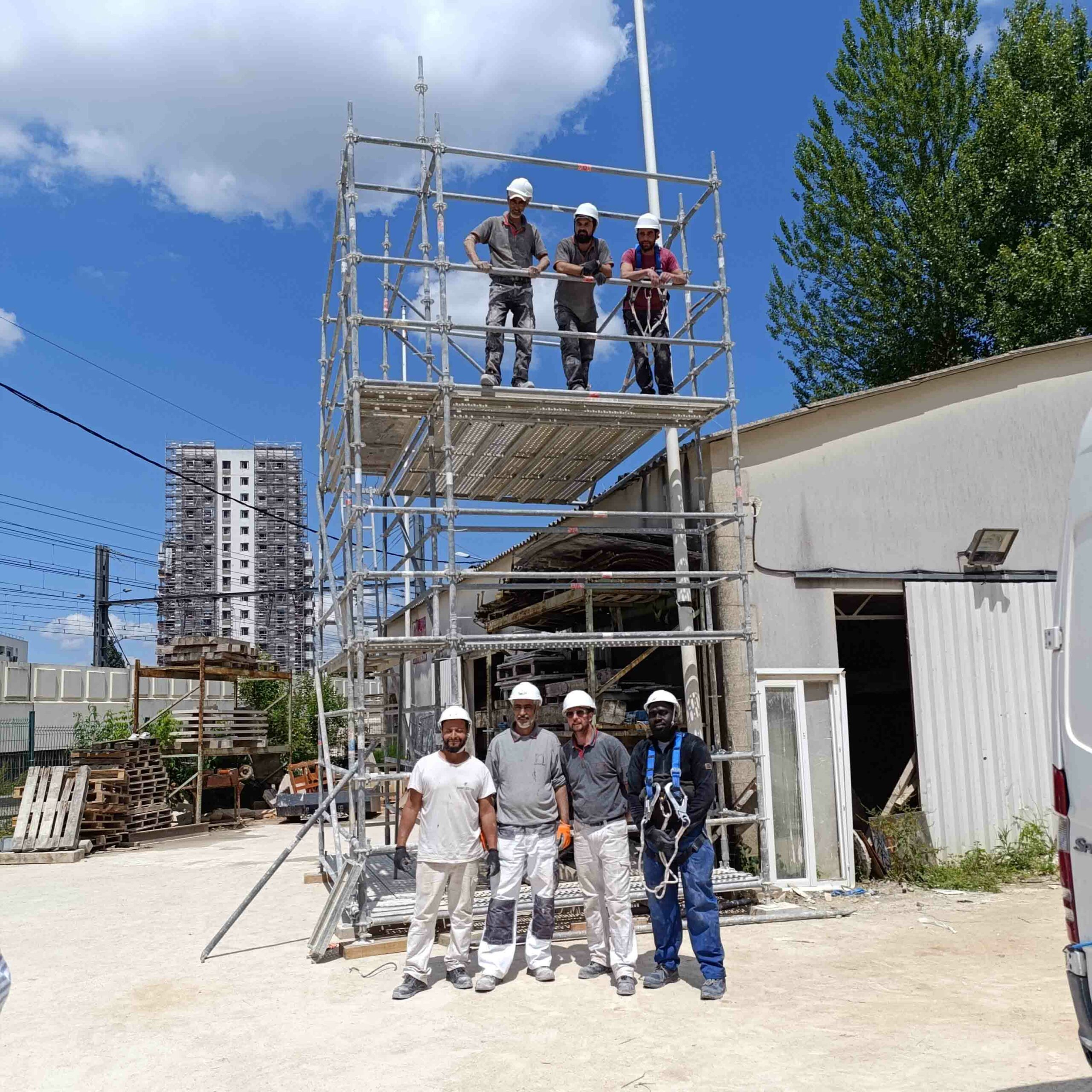 Stagiaires de la formation intra échafaudage posant devant une structure montée lors de la session chez Le Gua Bati à Cenon