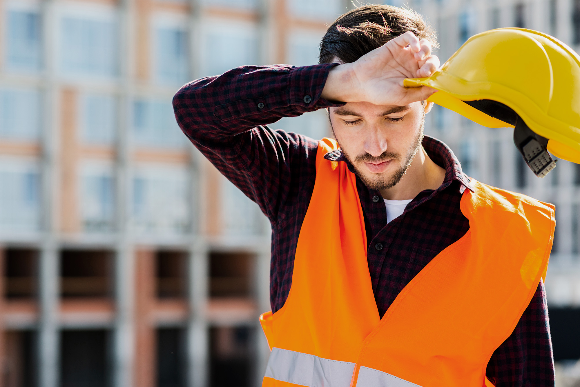stress thermique d'un employé en pleine canicule au travail