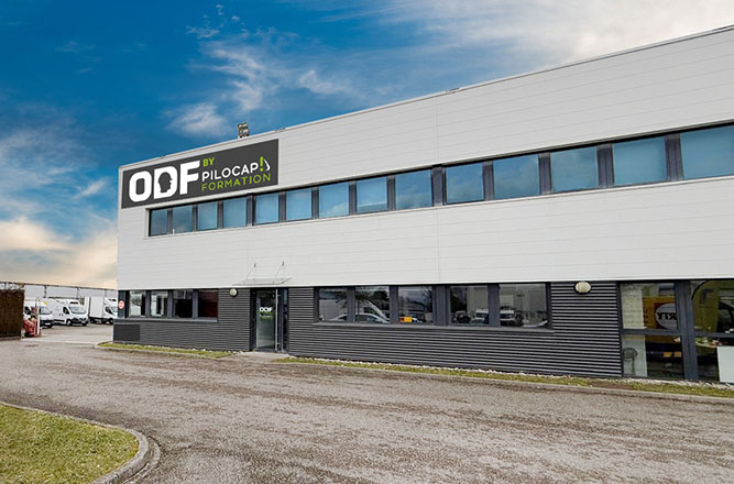 Façade du nouveau centre de formation ODF by PILOCAP à Strasbourg avec logo visible sur le bâtiment