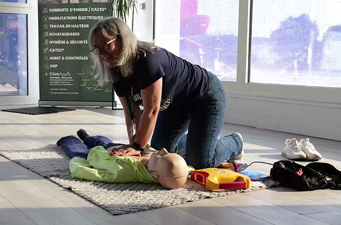 Formation premiers secours avec mannequin de réanimation – initiation aux gestes qui sauvent