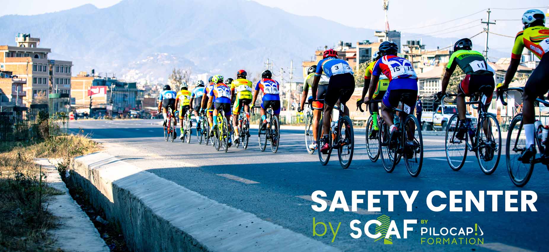 Cyclistes du Tour de France 2025 sur route urbaine, Safety Center SCAF by PILOCAP Formation pour gestes qui sauvent et prévention sécurité