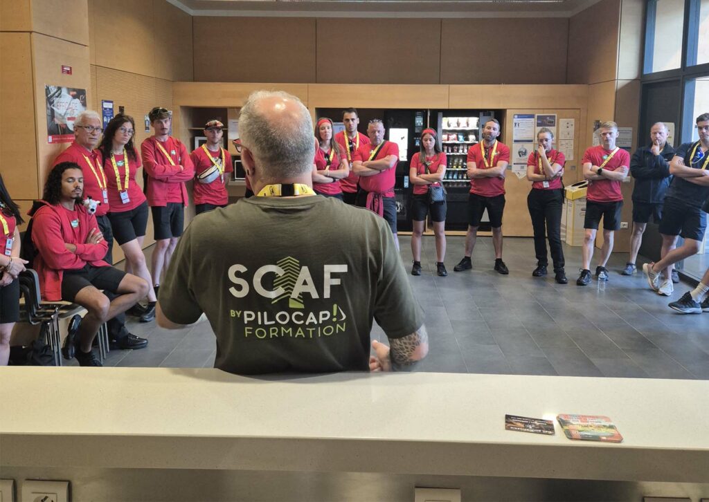 Formation SCAF by PILOCAP sur la prévention, l’utilisation extincteur et l’évacuation incendie avec un groupe de participants au Tour de France 2025
