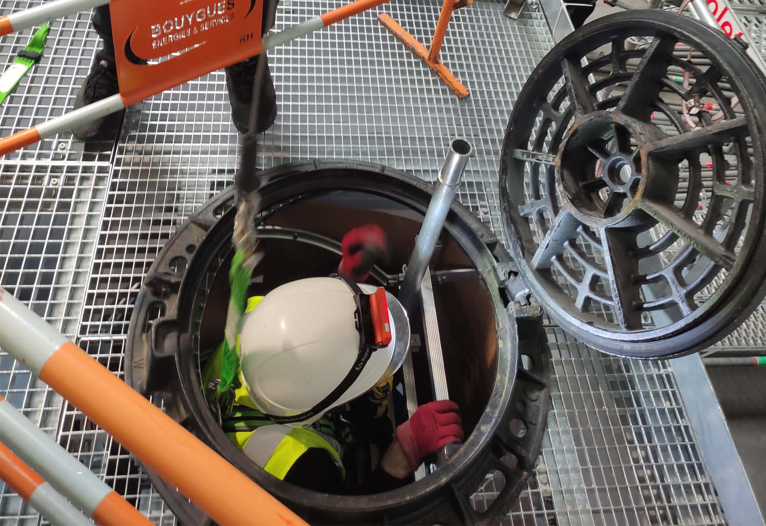 certification catec : travailleur sortant d’un espace confiné en toute sécurité lors d’un exercice pratique.
