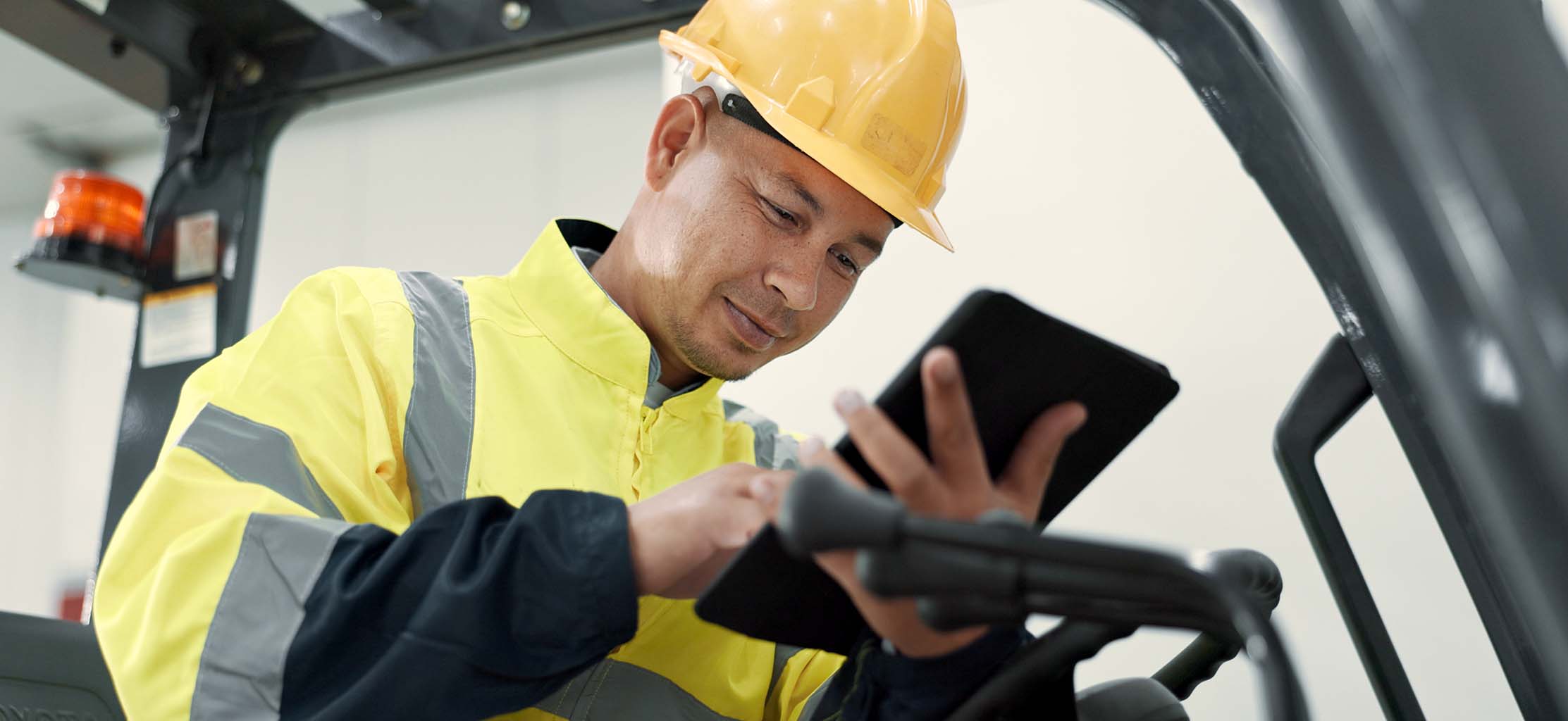 Opérateur contrôlant les données de maintenance sur une tablette.