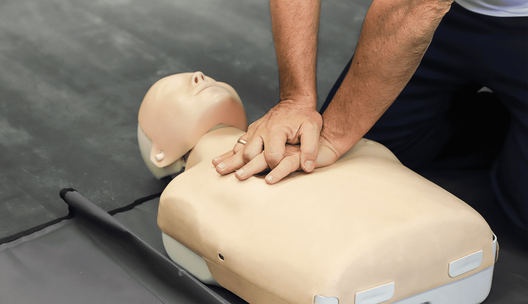 SST gestes de premiers secours massage cardiaque