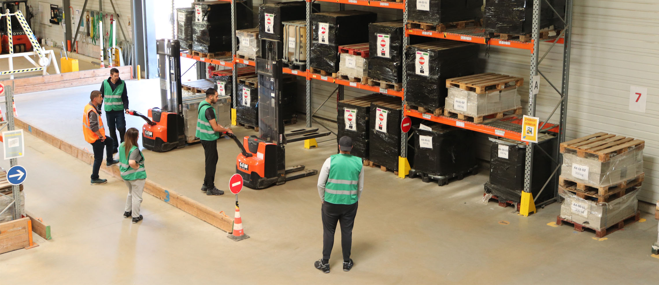 Formation pratique sur gerbeur à conducteur accompagnant en entrepôt logistique