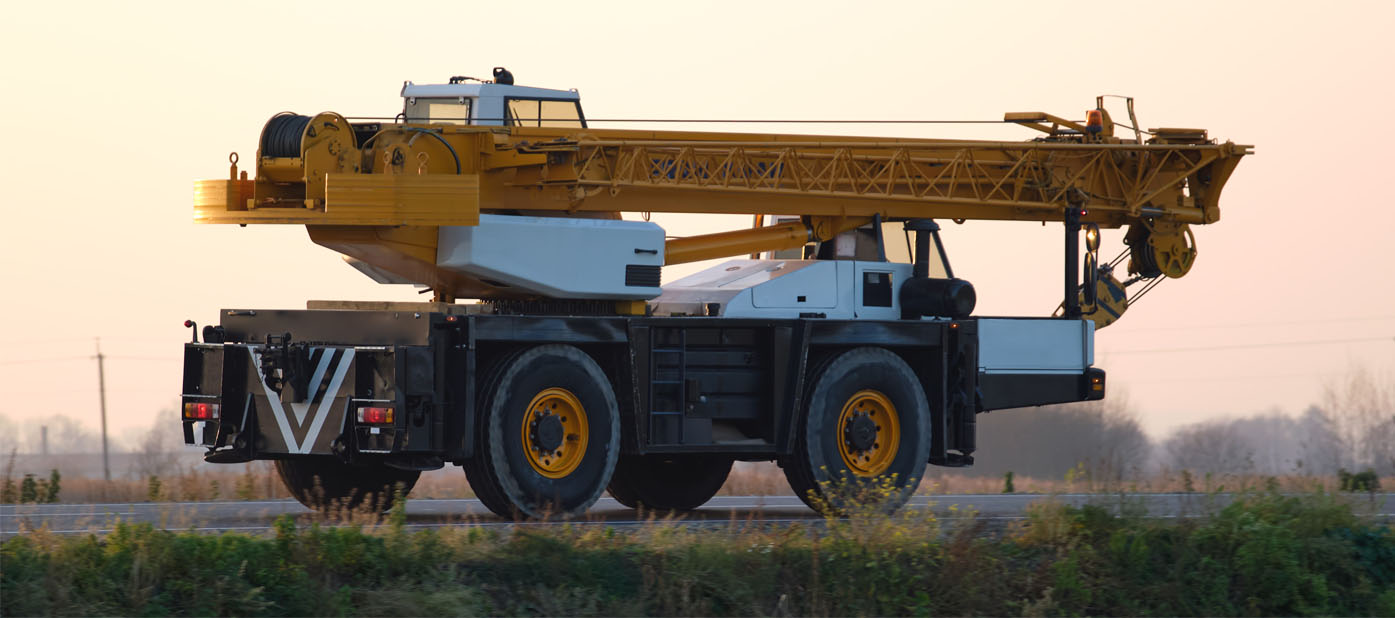 Grue mobile automotrice sur route, utilisée pour les formations CACES R483