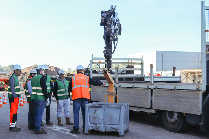 Formation grue : camion équipé d’une grue auxiliaire en exercice de levage sur plateau technique de formation professionnelle.
