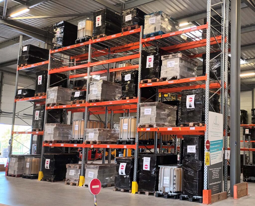 Rayonnage métallique de type palletier chargé de palettes, illustrant l’organisation d’un rack de stockage en entrepôt logistique