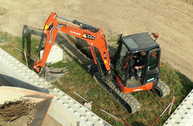 Mini-pelle engin compact R.482 catégorie A en situation de terrassement