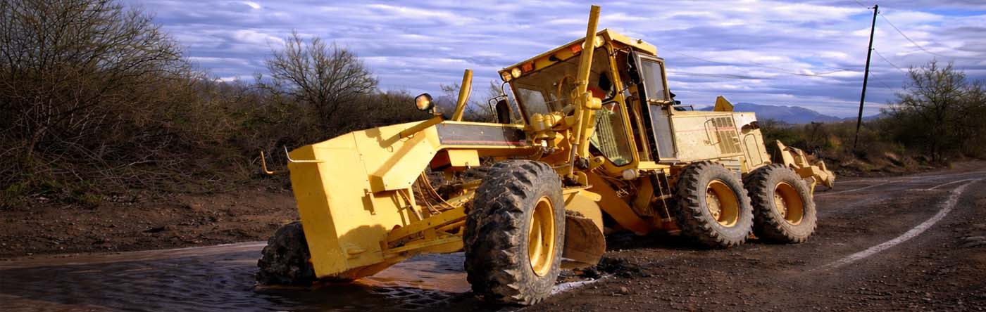 Machine à niveler enfoncée dans un sol boueux à faible capacité portante