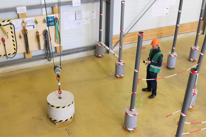 Zone de levage sécurisée avec balisage et opérateur à distance