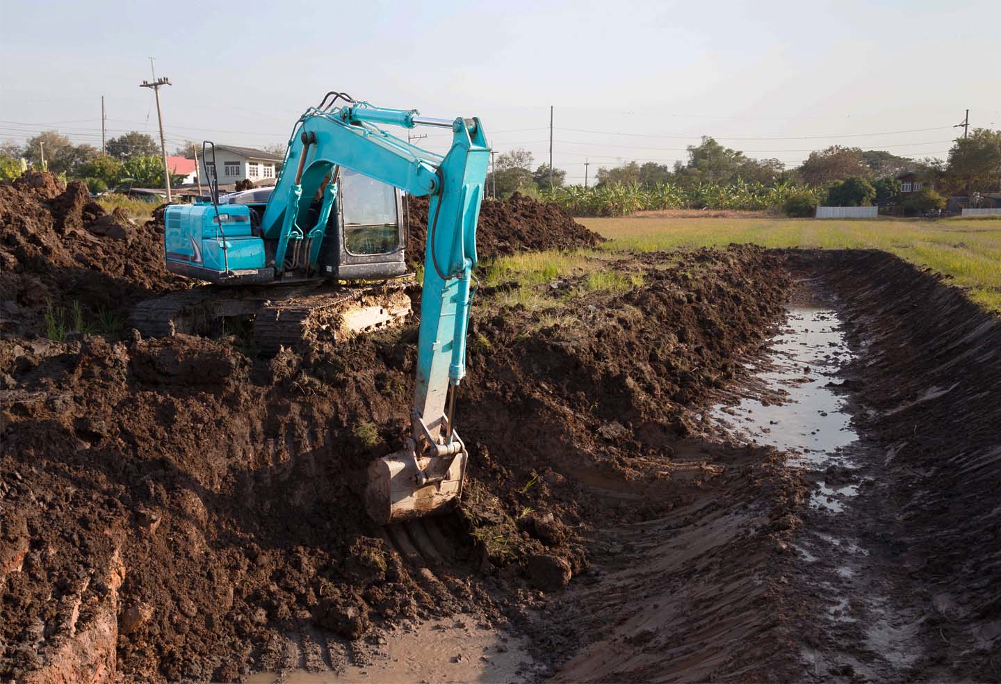 Excavatrice travaillant sur sol humide avec contrôle de la capacité portante