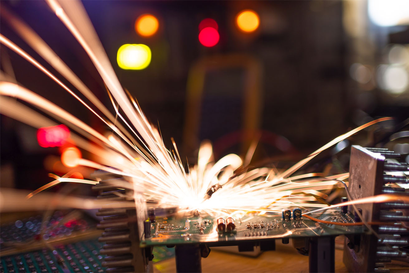 Arc électrique sur composant électronique