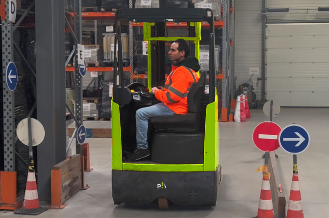 Chariot à mât rétractable R489 catégorie 5 utilisé dans un entrepôt logistique