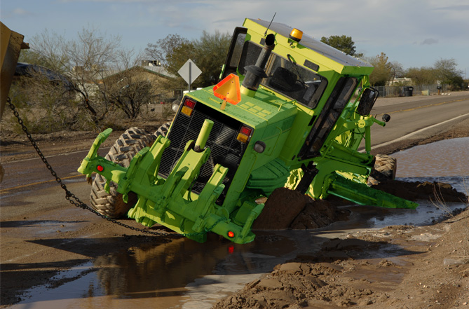 Machine à niveler enfoncée dans un sol boueux à faible capacité portante