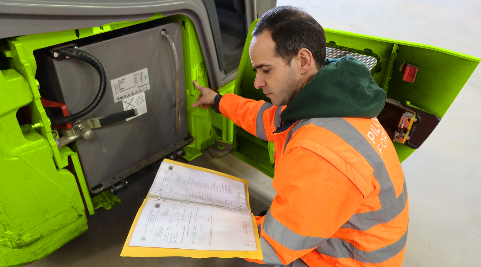 Vérification de sécurité d’un chariot élévateur avant la prise de poste