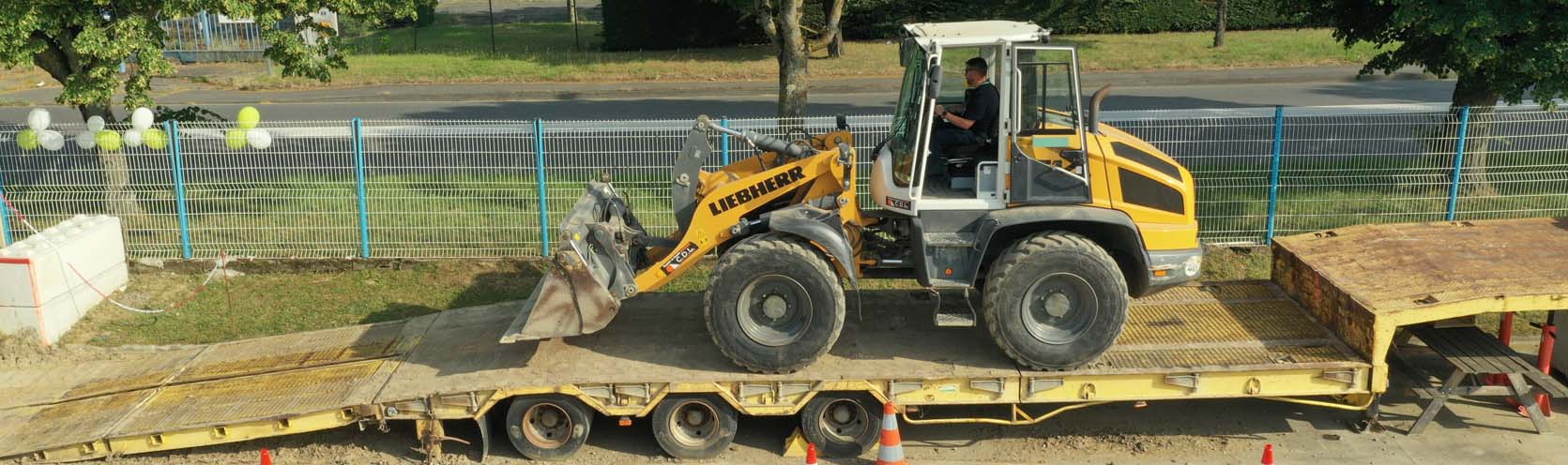 chargeuse sur pneus transport sur remorque chantier R482 C1