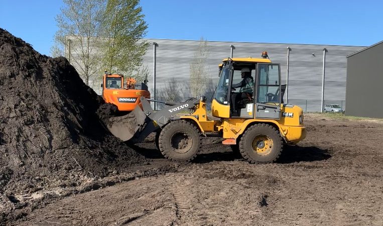 chargeuse terrassement chargement terre chantier R482 C1