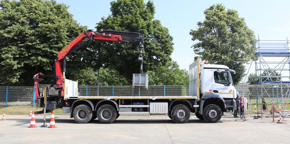 Grue_auxiliaire_de_chargement_R490 Camion équipé d’une grue auxiliaire de chargement en formation CACES R490 sur un plateau technique.